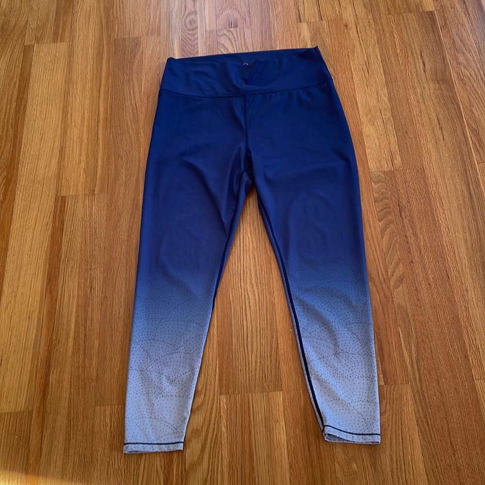 AR 33. Leggings